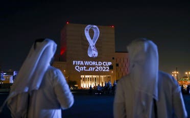 Kataro gyventojai renkasi sostinės Dohos tradiciniame Souq Waqif turguje, nes 2019 m. rugsėjo 3 d. pastato priekyje bus suprojektuotas oficialus FIFA Pasaulio taurės Kataras 2022 logotipas. (AFP)