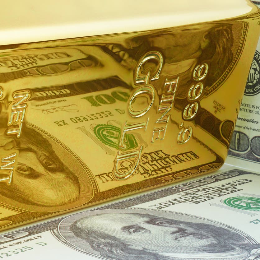 أسعار الذهب تنخفض وتراجع الدولار يحد من الخسائر