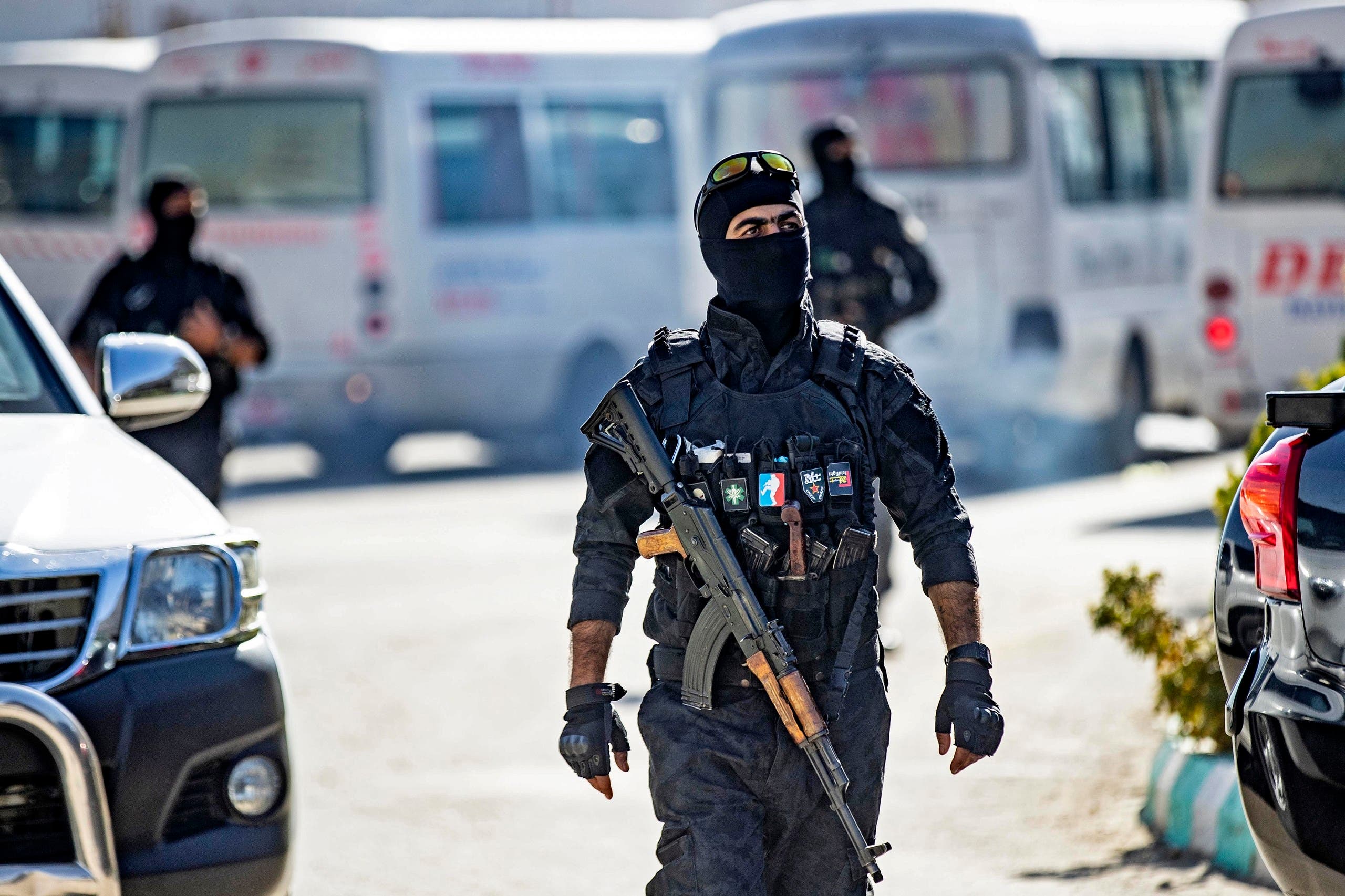 عناصر من القوات الكردية ينظمون إعادة المواطنون الطاجيك لبلادهم