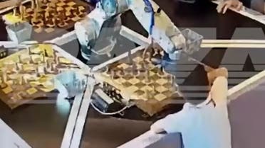 روبوت يهاجم طفل في مباراة شطرنج في حادثة