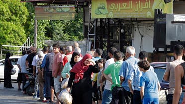 طوابير لشراء الخبز في لبنان (فرانس برس)