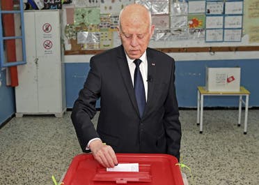 تصويت قيس سعيد في استفتاء على مشروع دستور طرحه في مركز اقتراع بالعاصمة تونس يوم 25 يوليو (فرانس برس)