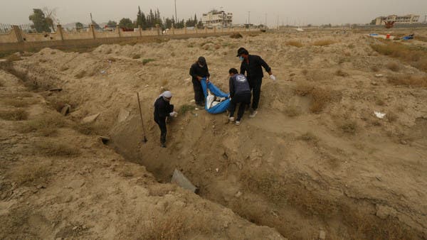 العثور على عشرات الجثث في مقبرة جماعية في منبج