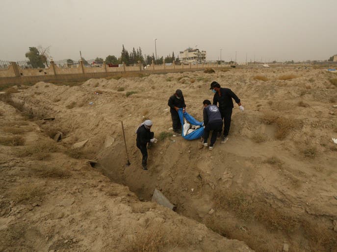 العثور على عشرات الجثث في مقبرة جماعية في منبج