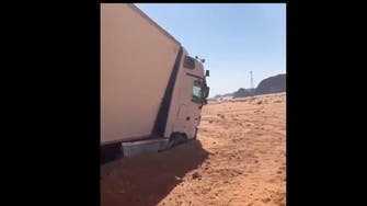فريق إنقاذ يتدخل لإخراج شاحنة علقت بمنطقة صحراوية