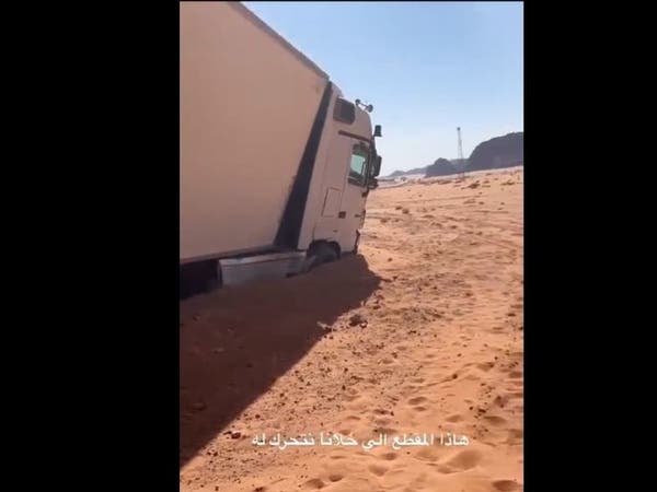 فريق إنقاذ يتدخل لإخراج شاحنة علقت بمنطقة صحراوية