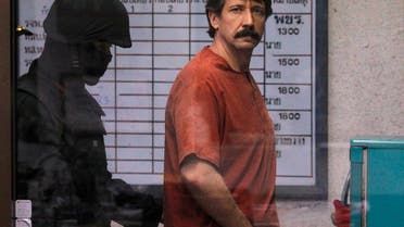 Alleged arms smuggler Viktor Bout from Russia is escorted by a member of the special police unit as he arrives at a criminal court in Bangkok October 4, 2010.  (File photo: Reuters)