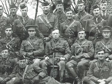 ونستون تشرشل وسط الصورة اثناء خدمته العسكرية بالحرب العالمية الأولى