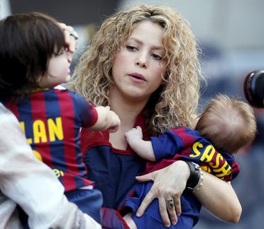 شاكيرا مع طفليها في ملعب نادي برشلونة في 2015
