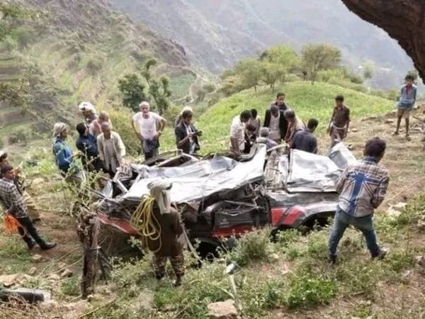 صور مروعة.. سقوط سيارة يودي بحياة 11 شخصاً وسط اليمن