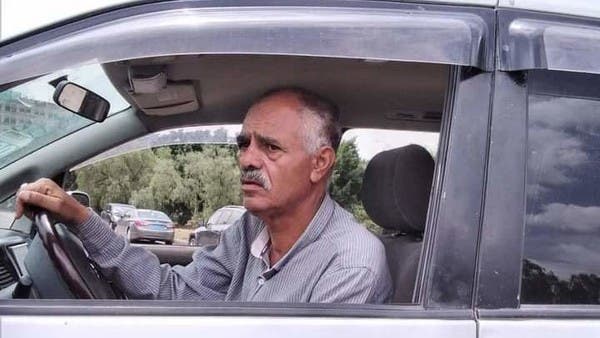 أستاذ جامعي يمني يتحول إلى سائق باص.. والسبب "الحوثي"