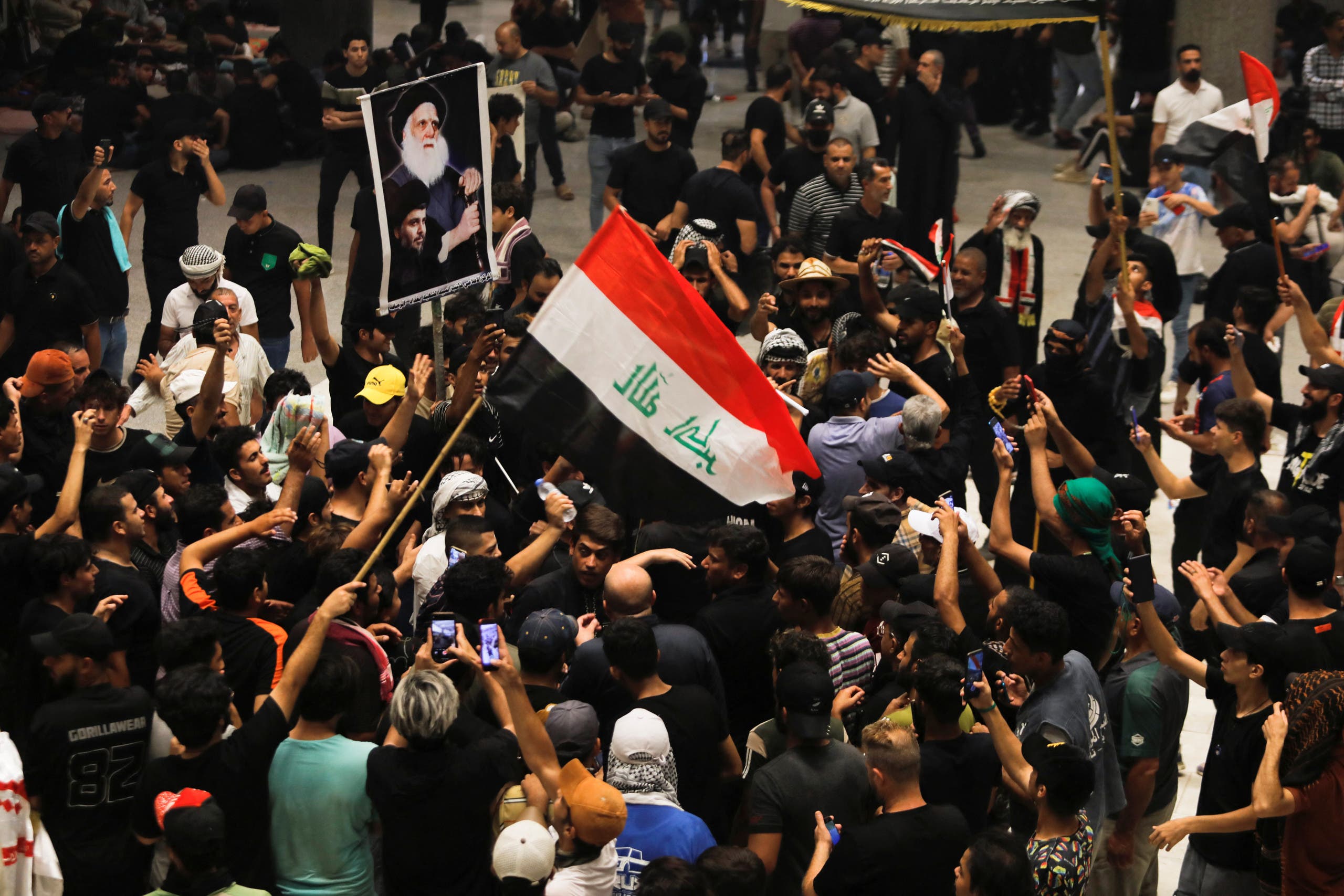 أنصار الصدر داخل مبنى البرلمان العراقي - رويترز