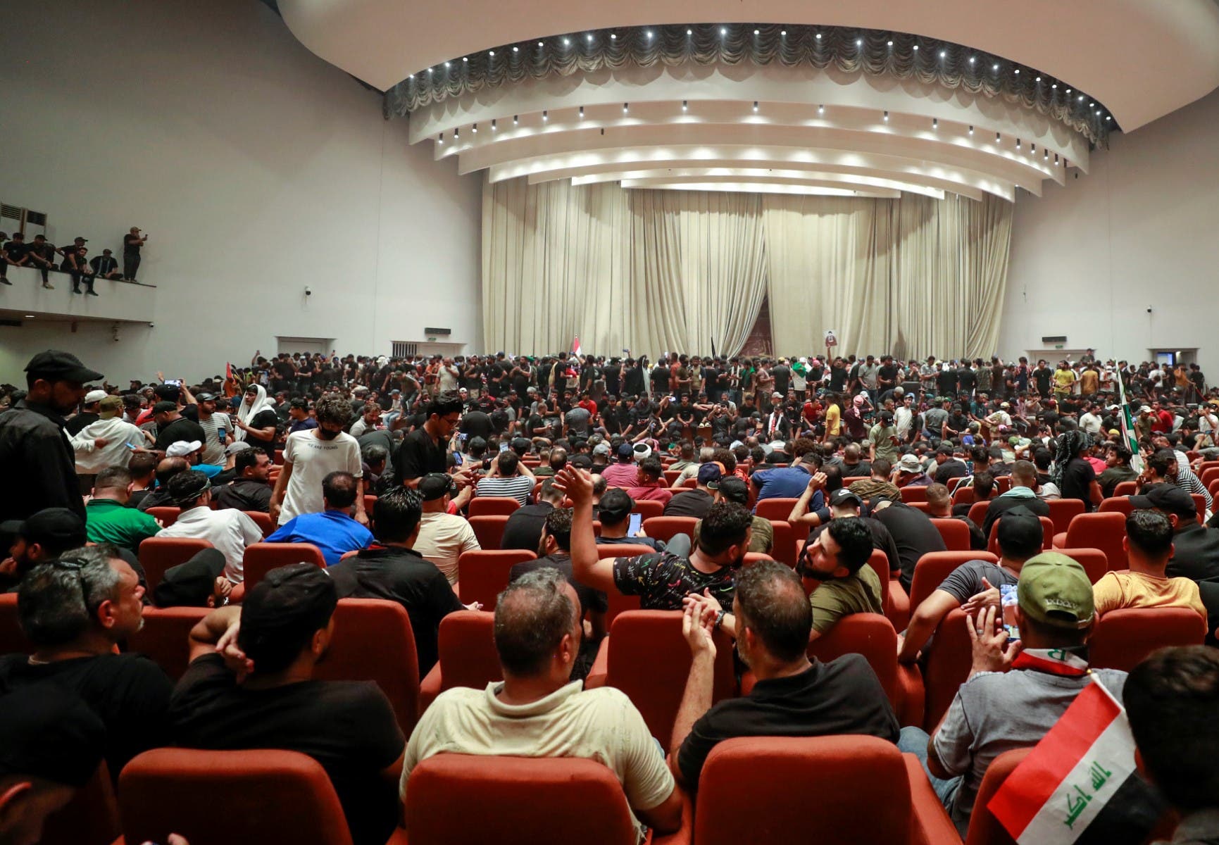 أنصار مقتدى الصدر داخل البرلمان العراقي يوم 30 يوليو (فرانس برس)