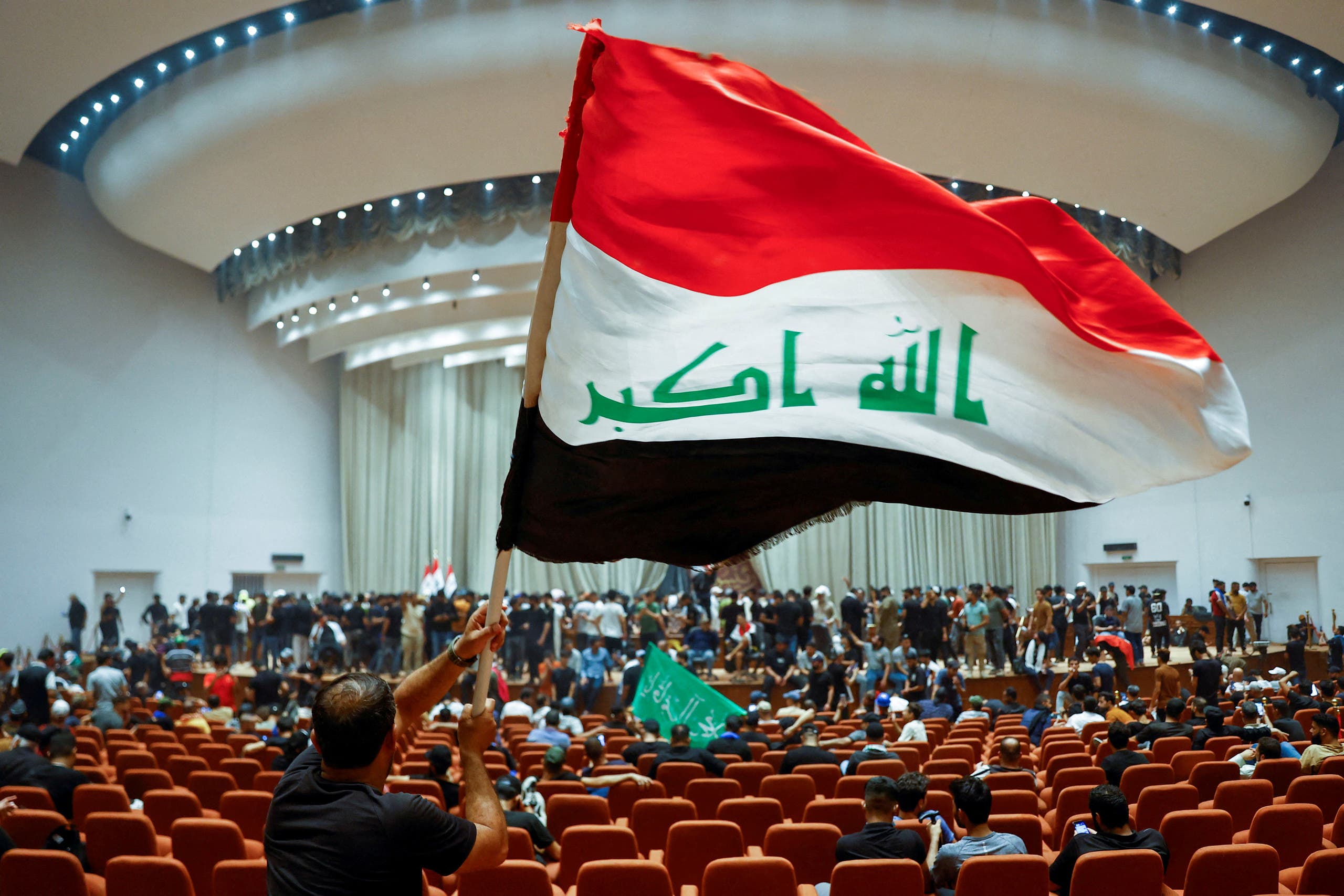 أنصار الصدر داخل البرلمان العراقي - 31 يوليو 2022 رويترز