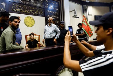 أنصار الصدر يلتقطون صورا داخل مبنى البرلمان العراقي - رويترز
