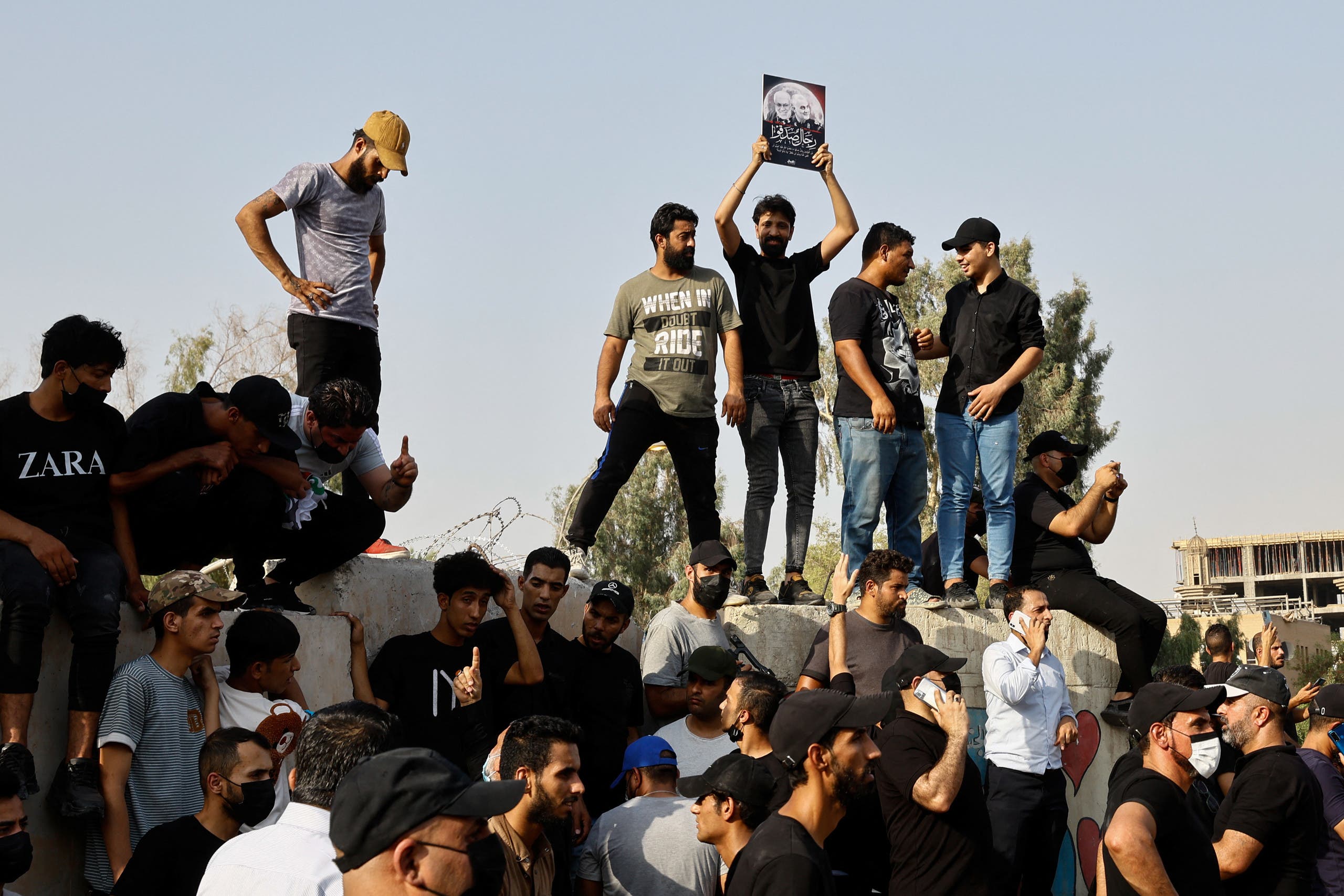 متظاهرو الإطار التنسيقي قرب المنطقة الخضراء في بغداد - رويترز