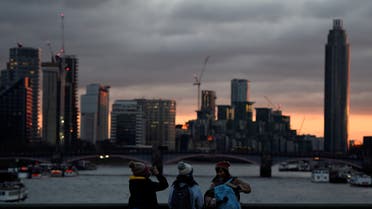 Tourists take pictures on Westminster Bridge during sunset in London, Britain, December 15, 2017. (File photo: Reuters)