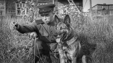 صورة لجندي سوفييتي رفقة أحد الكلاب