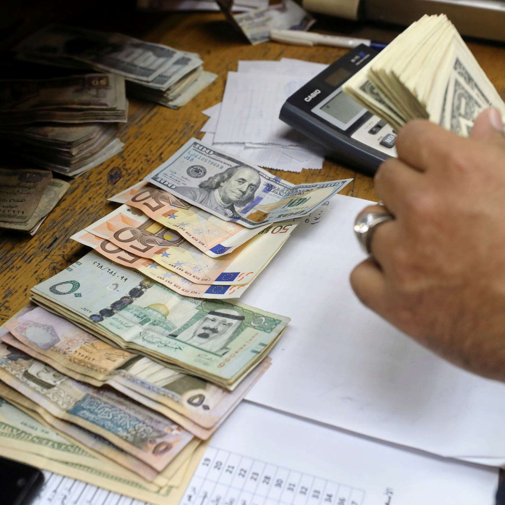 طلب متزايد على العملات الصعبة في مصر.. والدولار عند هذا المستوى