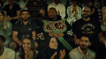 Cientos de jóvenes hombres y mujeres sauditas participaron en una promoción cinematográfica para el torneo 'Rage on the Red Sea'.  (Captura de pantalla)