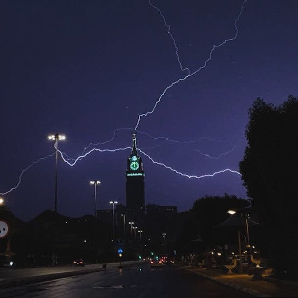 صور مذهلة لوميض البرق فوق برج الساعة في مكة