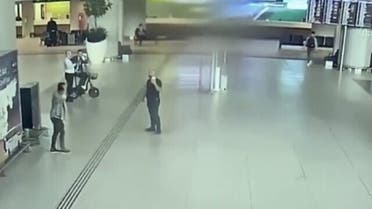 صورة من كاميرات مراقبة في مطار يُعتقد أنها تظهر العميل الإيراني (وسط) يراقب السياح الإسرائيليين في تركيا في يوليو 2022 (من القناة 12 الإسرائيلية)