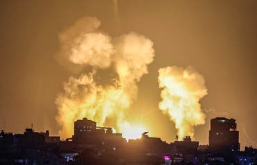 دخان ونيران في أعقاب غارات جوية إسرائيلية على مدينة غزة الجمعة (فرانس برس)