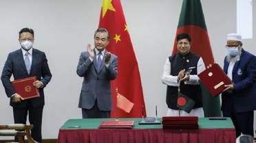 unterpart A.K. Abdul Momen applaud as both countries sign agreements in Dhaka, Bangladesh, on August 7, 2022. (AP) 