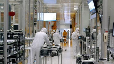 Workers work inside the clean room of US semiconductor manufacturer SkyWater Technology Inc where computer chips are made, in Bloomington, Minnesota. (File Photo: Reuters)