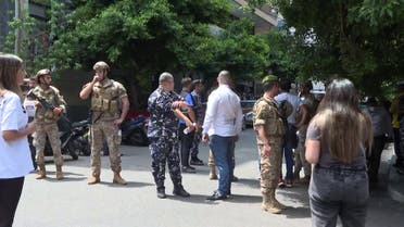 مسلح يحتجز رهائن في أحد البنوك اللبنانية ويطالب باسترداد أمواله  