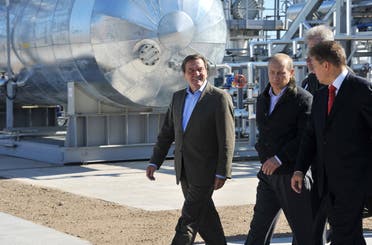بوتين وشرودر يزوران منشأة تابعة لخط الغاز نورد ستريم في روسيا في 2011 