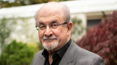 تحسّن.. صديق سلمان رشدي يكشف جديداً عن صحته