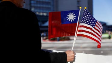A demonstrator holds flags of Taiwan and the United States in support of Taiwanese President Tsai Ing-wen during an stop-over after her visit to Latin America in Burlingame, California, U.S., January 14, 2017. (File photo: Reuters)