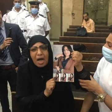 صرخت وهددت القاتل.. والدة شيماء جمال في قفص الاحتجاز