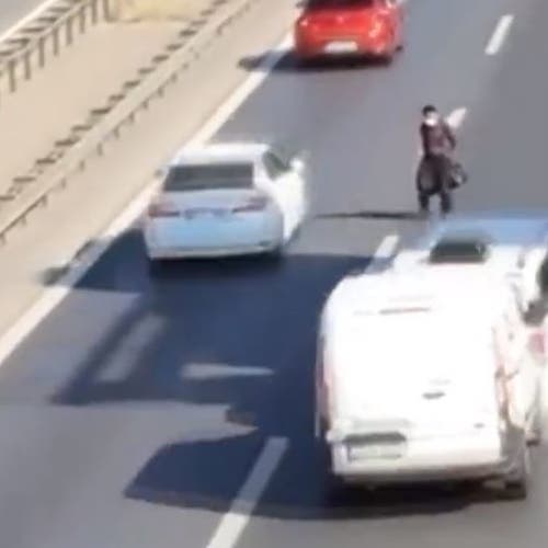 فيديو يحبس الأنفاس.. رجل يتخطى الطريق السريع بطريقة غريبة!