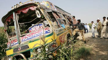 Security officials examine the wreckage of a bus after it crashed into a truck near Pakistan’s central town of Lodhran, some 100 km southwest from Multan, October 10, 2008. (File photo: Reuters)