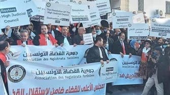 بعد رفض قرار إعادة المعزولين لوظائفهم.. أزمة القضاة تتصاعد في تونس