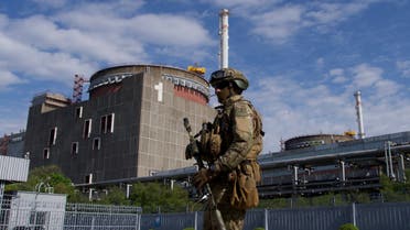 جندي روسي أمام محطة زابوريجيا النووية (أرشيفية- فرانس برس)
