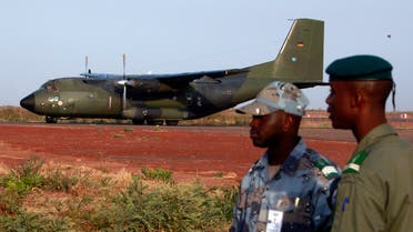 Malian soldiers stand guard while the first German military transall C-160 cargo lands in Bamako airport January 19,2013. (File photo: Reuters)