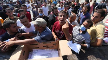 Palestinians gather to apply for Israeli work permits, in Khan Younis, in southern Gaza Strip, October 6, 2021. (File photo: Reuters)