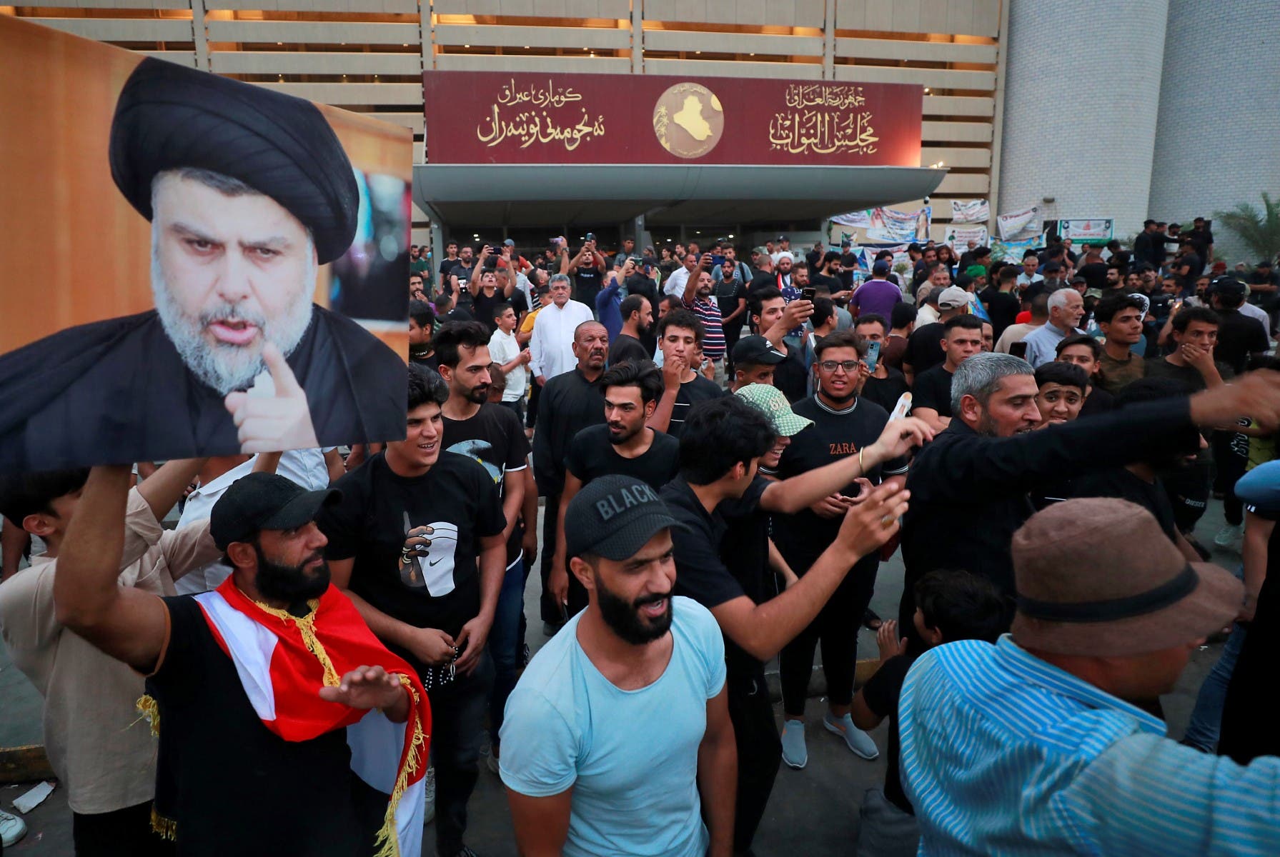 أنصار زعيم التيار الصدري مقتدى الصدر في بغداد (فرانس برس)