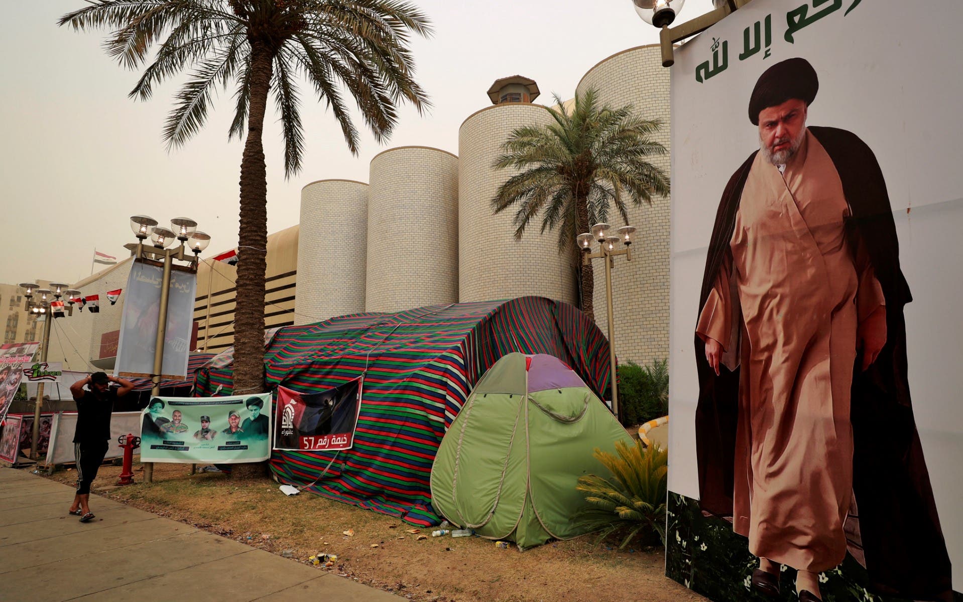 أنصار زعيم التيار الصدري مقتدى الصدر في بغداد (أرشيفية- فرانس برس)