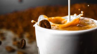 السكر أم العسل.. ما الفرق بين استخدامهما لتحلية القهوة؟