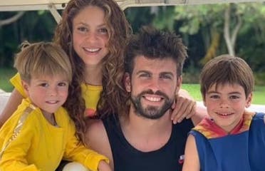 شاكيرا وبيكيه مع طفليهما (من حساب اللاعب الإسباني على إنستغرام)