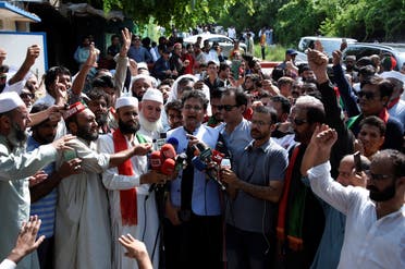 أنصار خان تجمعوا أمام منزله الاثنين لمنع الشرطة من اعتقاله