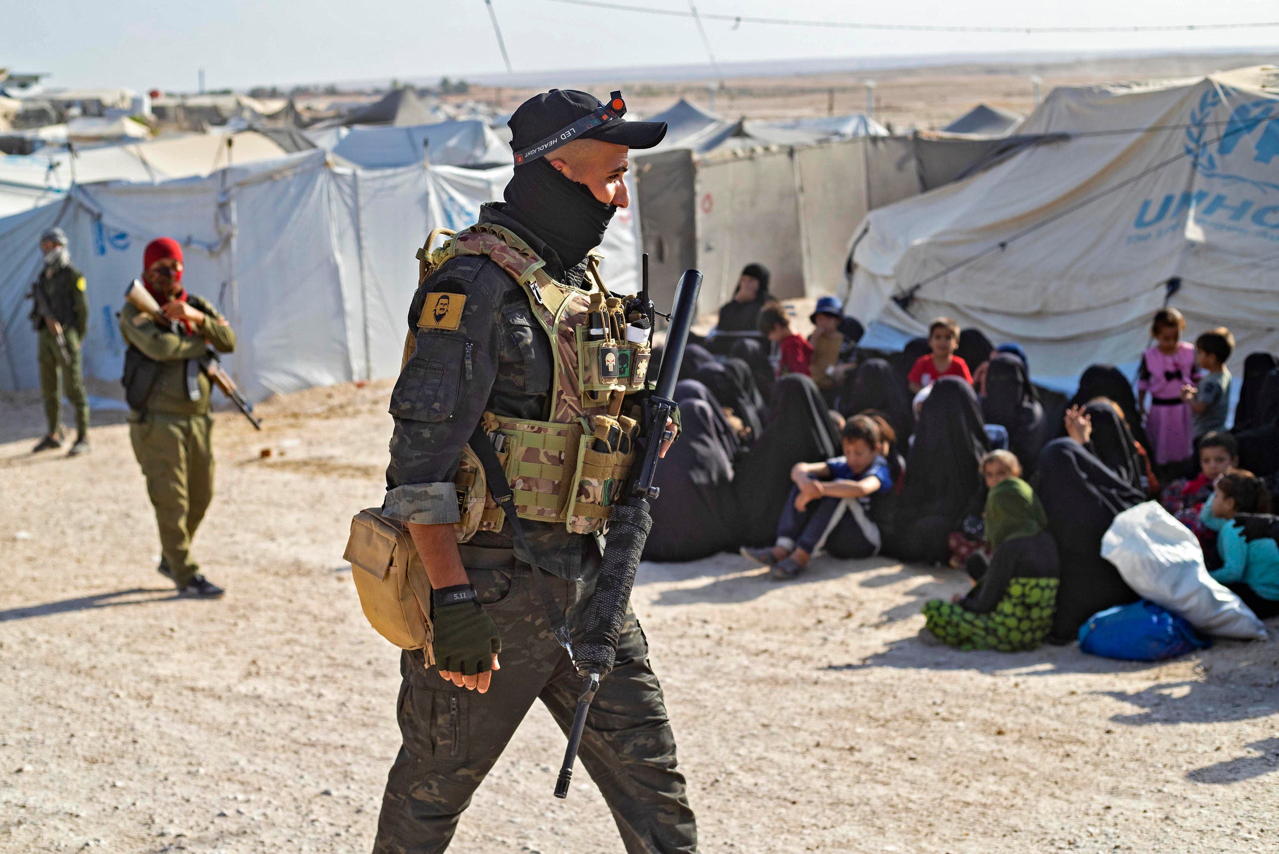 قوات كردية وعائلات داعش في مخيم الهول (أرشيفية)