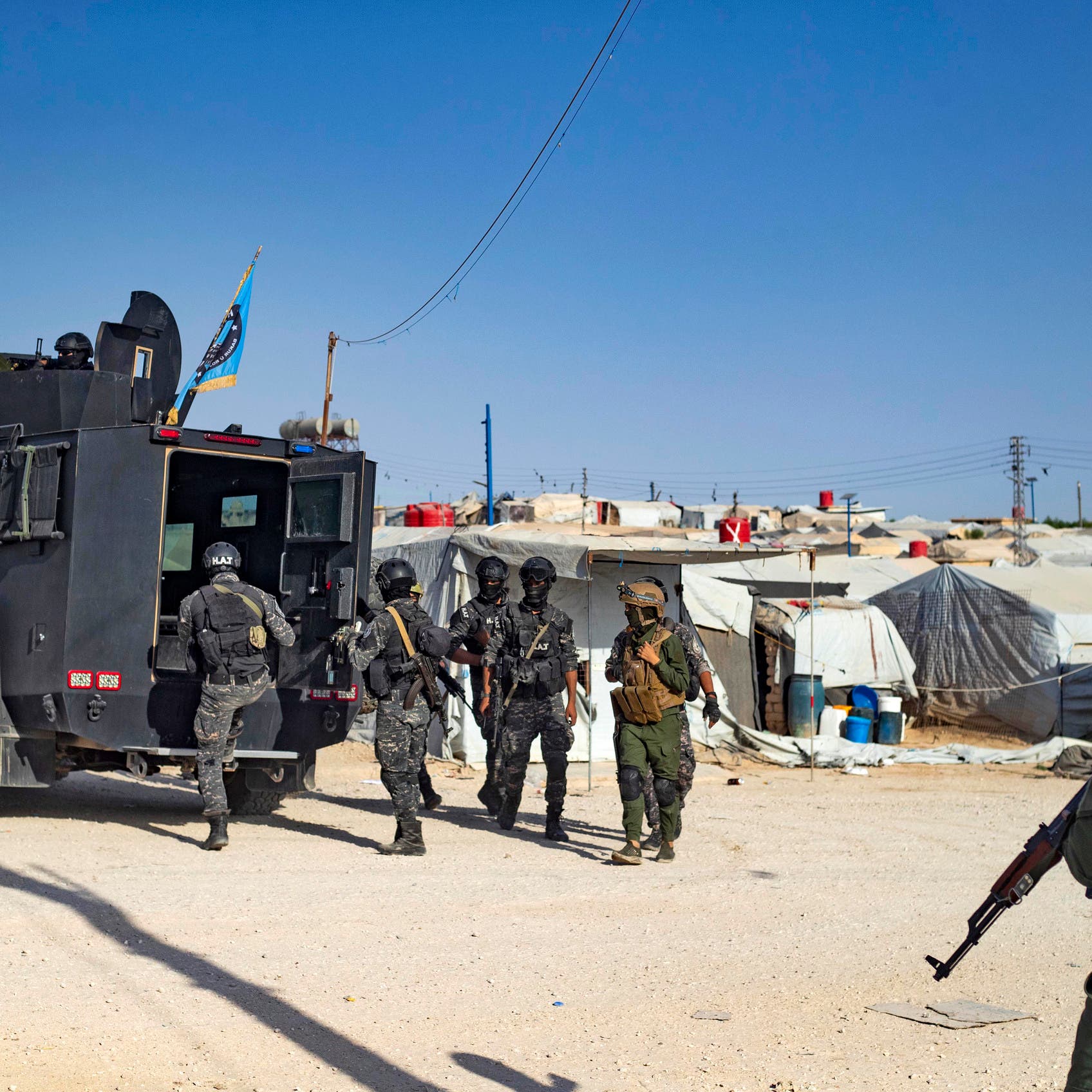 "قسد" تعتقل عشرات الأشخاص على صلة بداعش في مخيم الهول