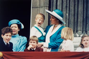 الأمير هاري بين يدي والدته الأميرة ديانا في 1988 على شرفة قصر باكينغهام