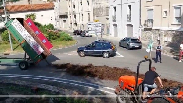 Couper les routes aux déjections bovines.. Les agriculteurs de France manifestent à leur manière !