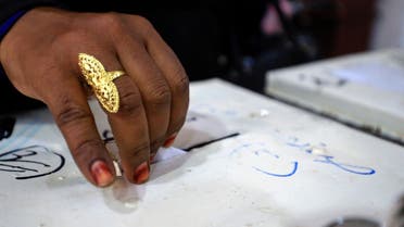 A Sudanese journalist casts her vote in the election of a syndicate leader and executive committee, at the Dar Al-Muhandis in the capital Khartoum, August 27, 2022. (AFP)